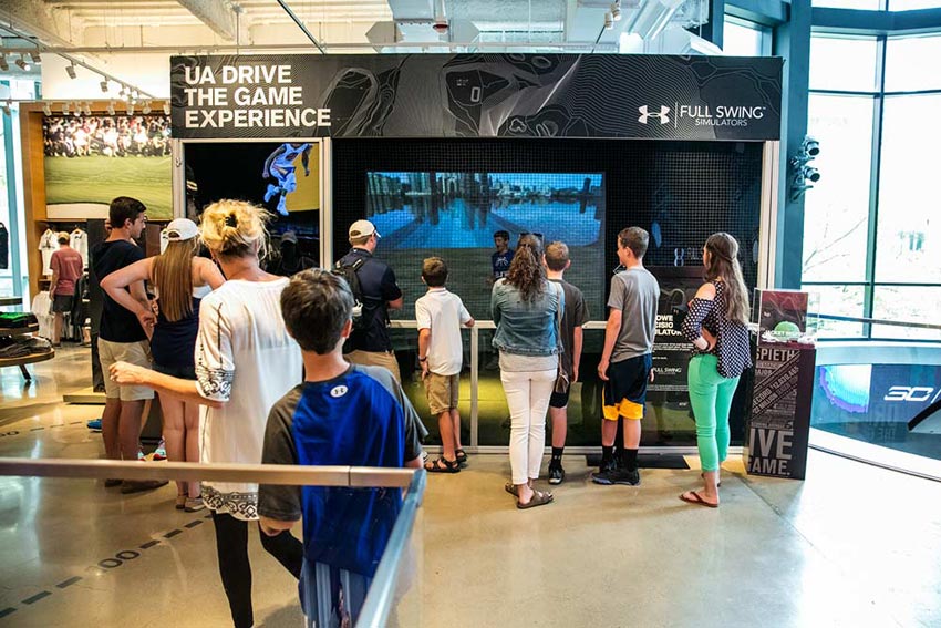 Ludzie czekający na grę na symulatorze Ludzie czekający na grę na symulatorze